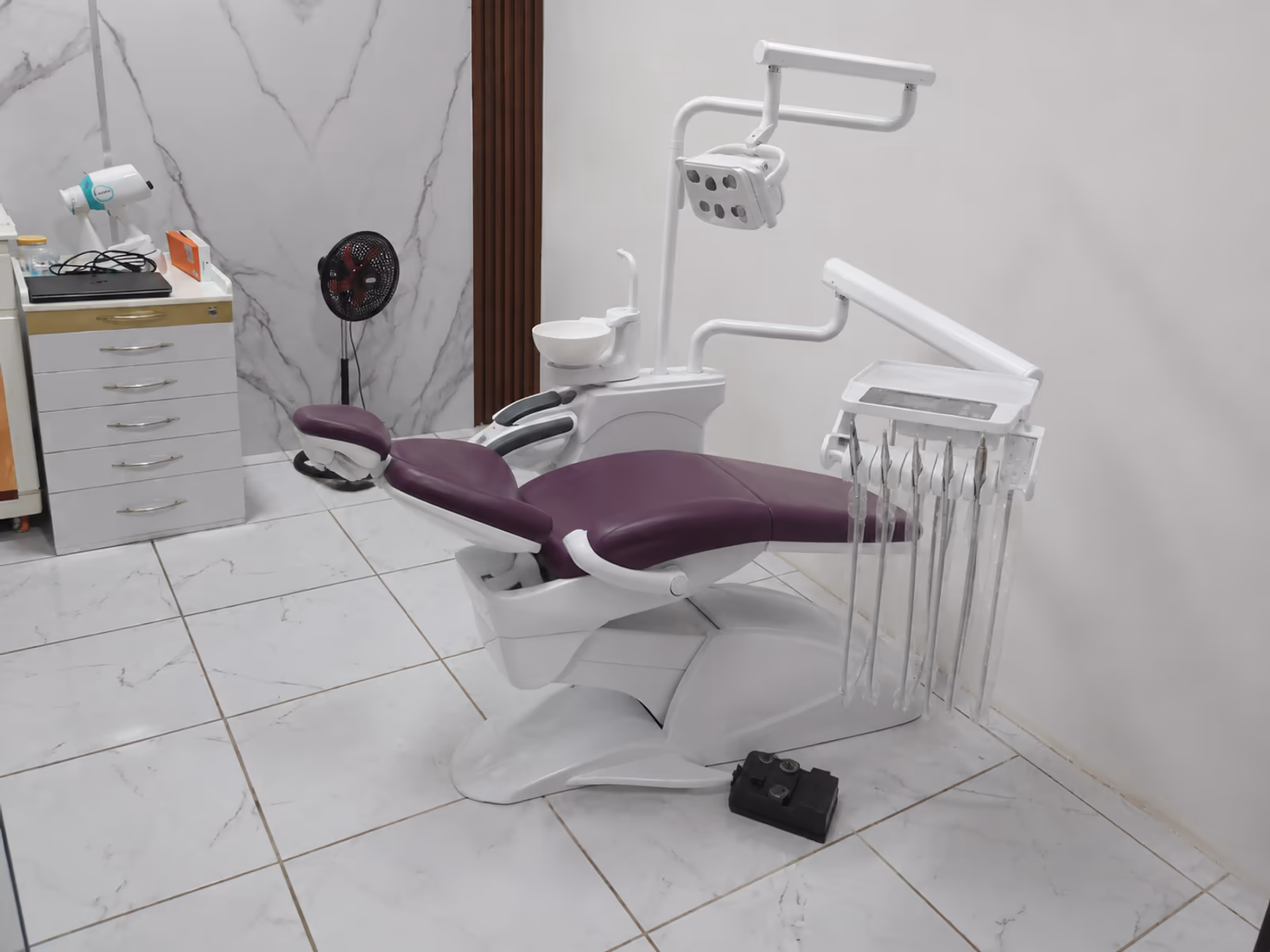 B6 dental chair in a finished treatment-room reference