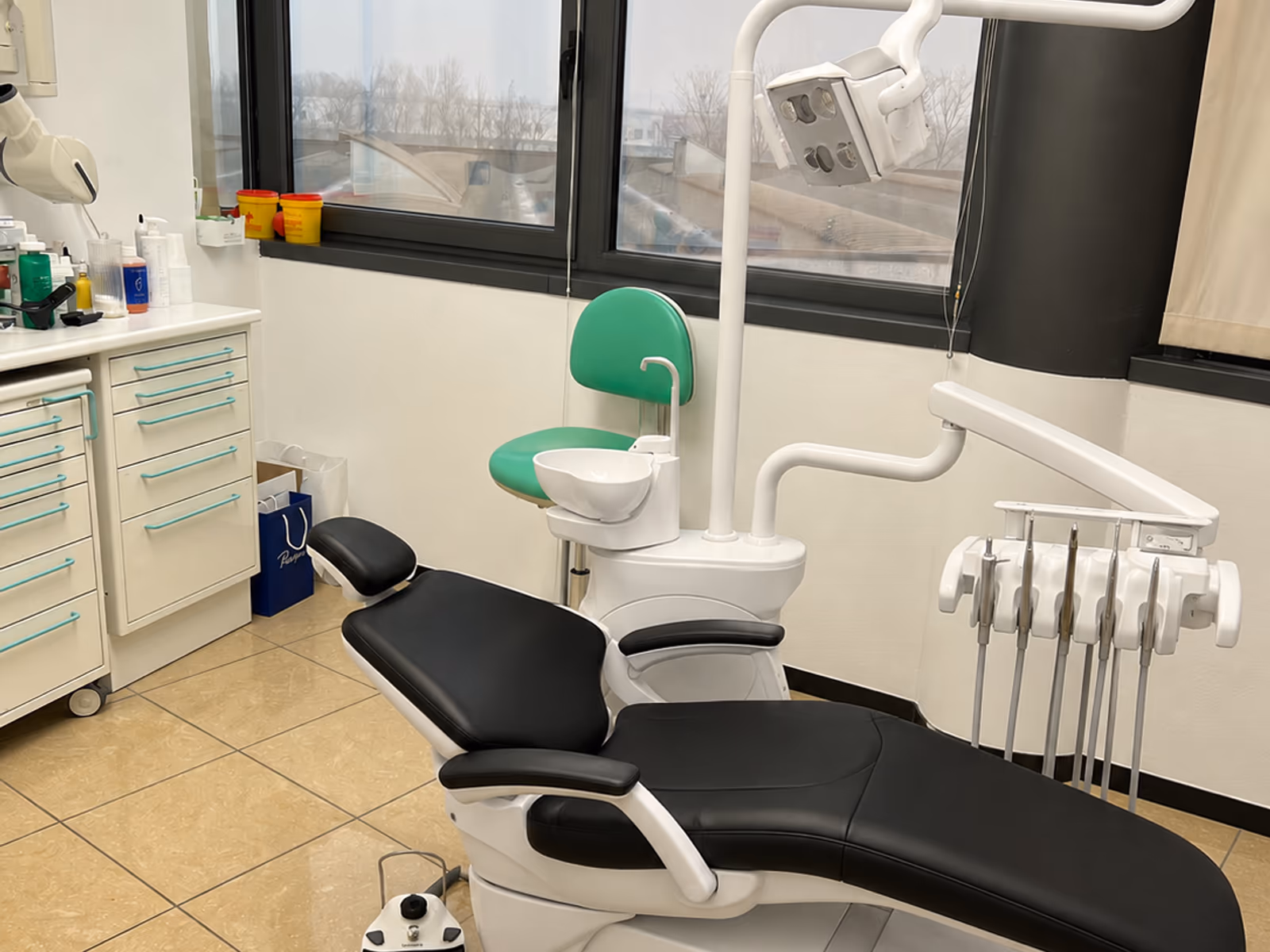 B6 dental chair in a finished treatment-room reference