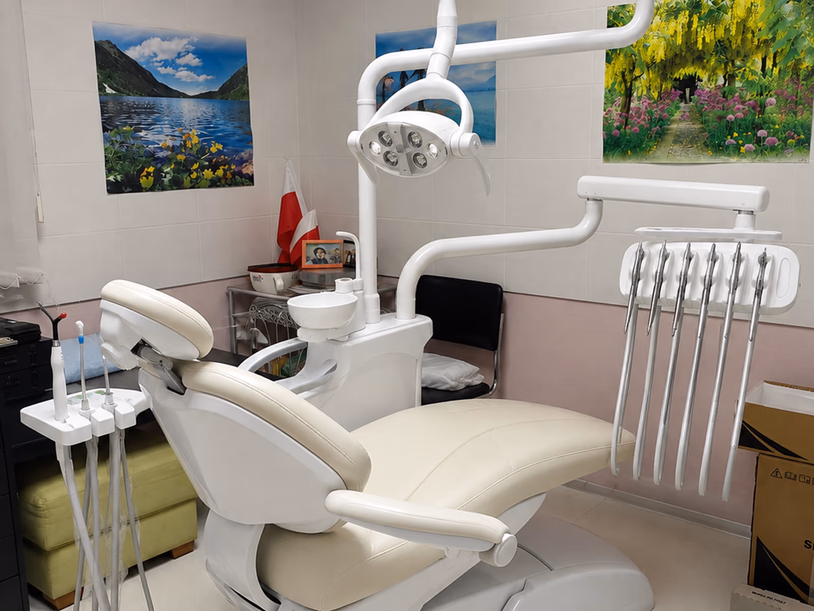 B6 dental chair in a finished treatment-room reference