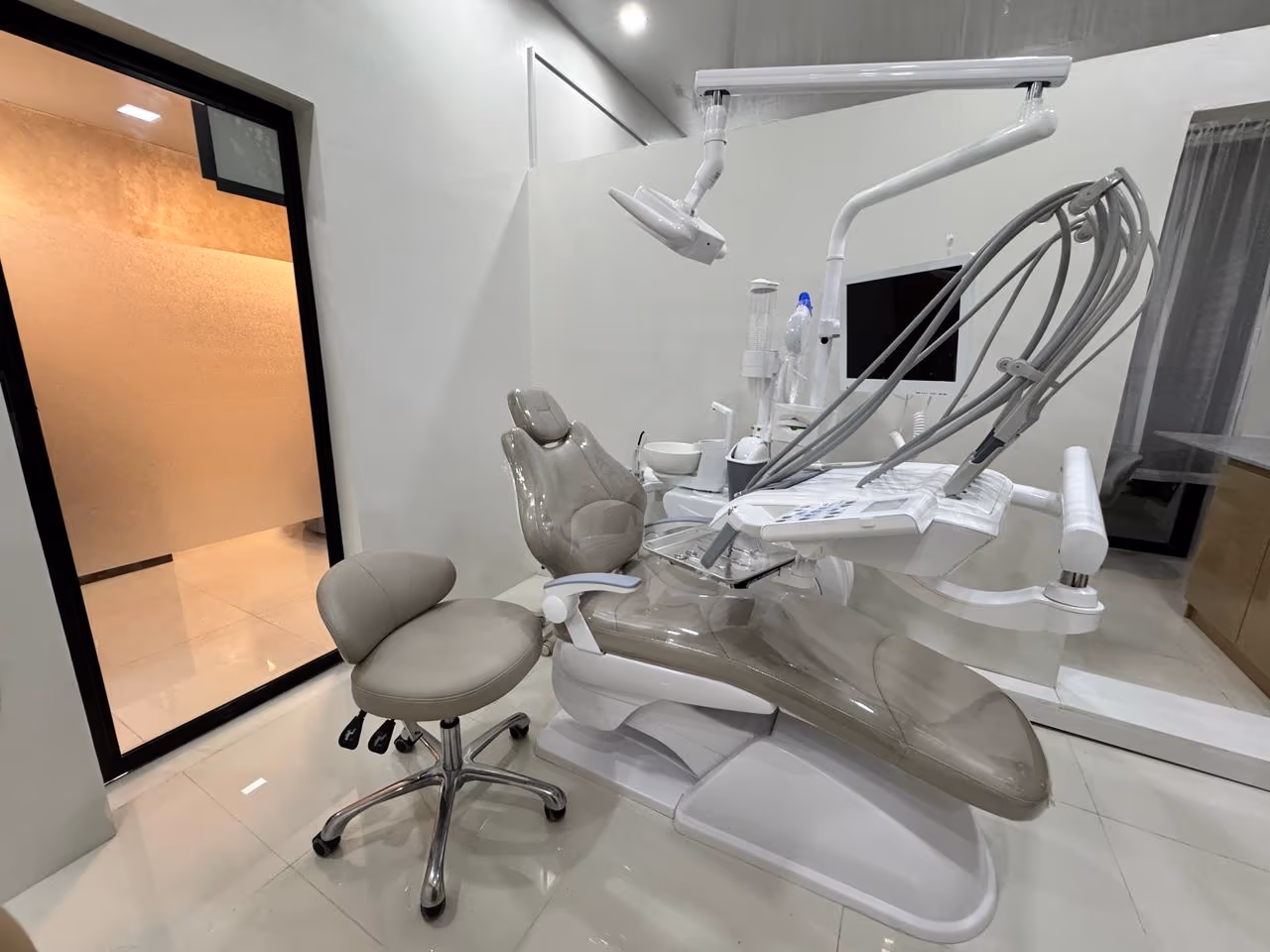 G3 dental chair in a supplied finished treatment-room reference image