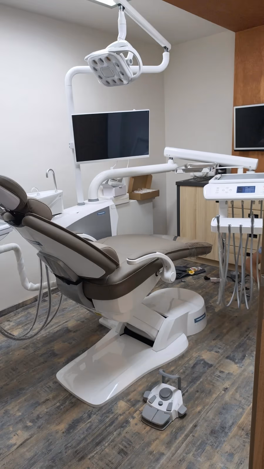 M200(L) dental chair operator workspace in a real clinic installation