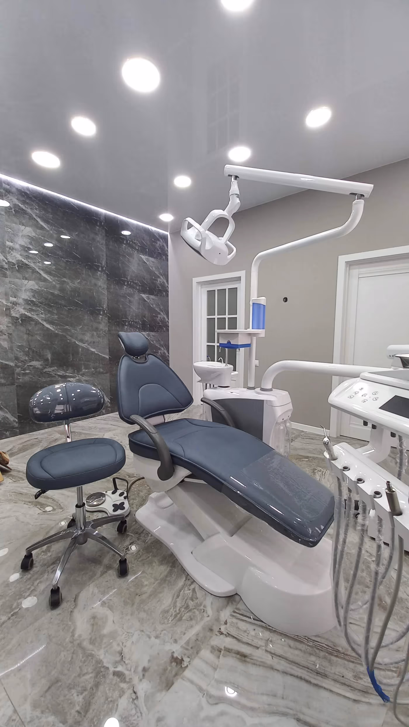 M200(L) dental chair clean clinical layout in a real clinic installation