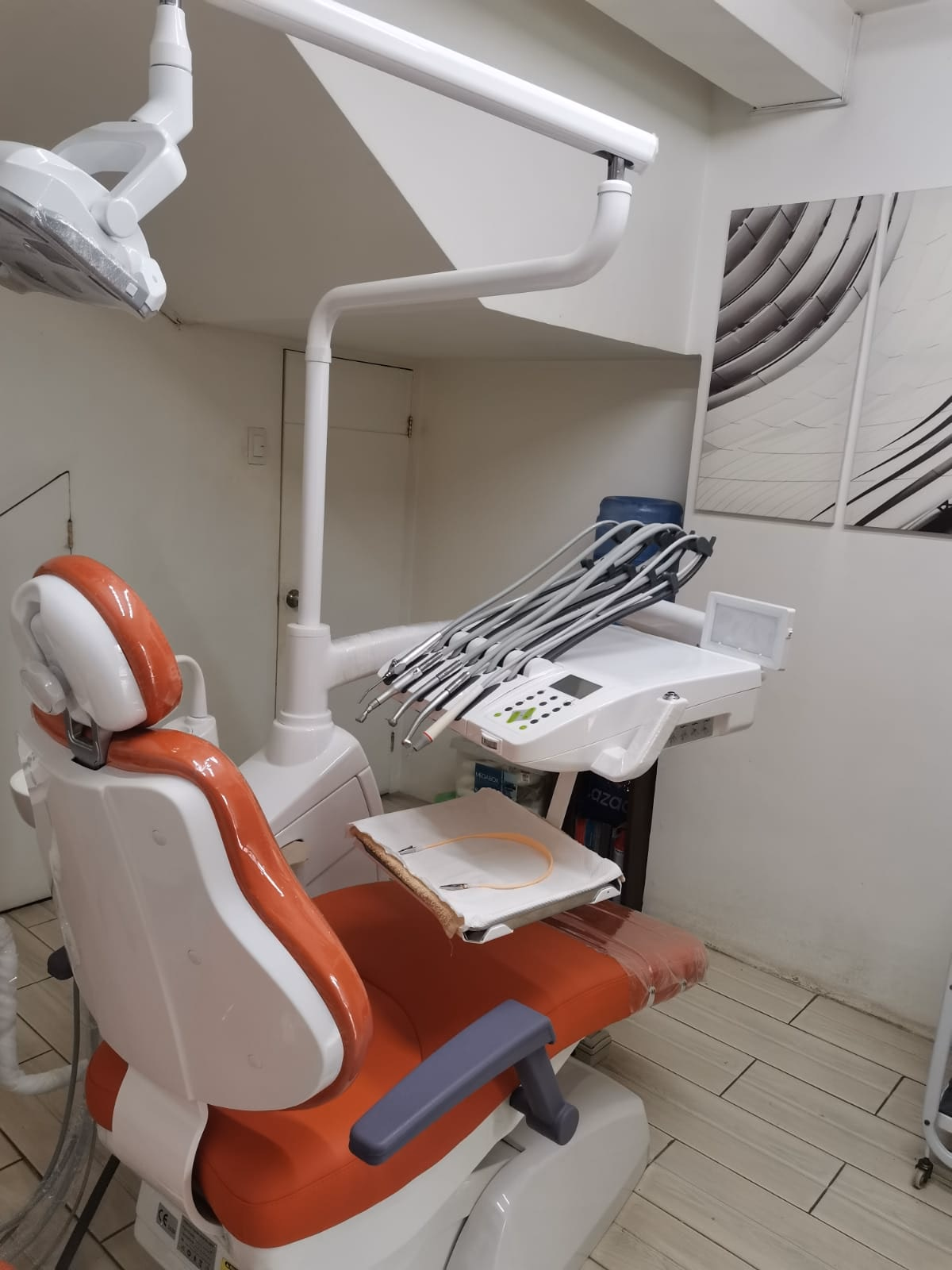 QL-2028IV dental chair in a supplied finished treatment-room reference image