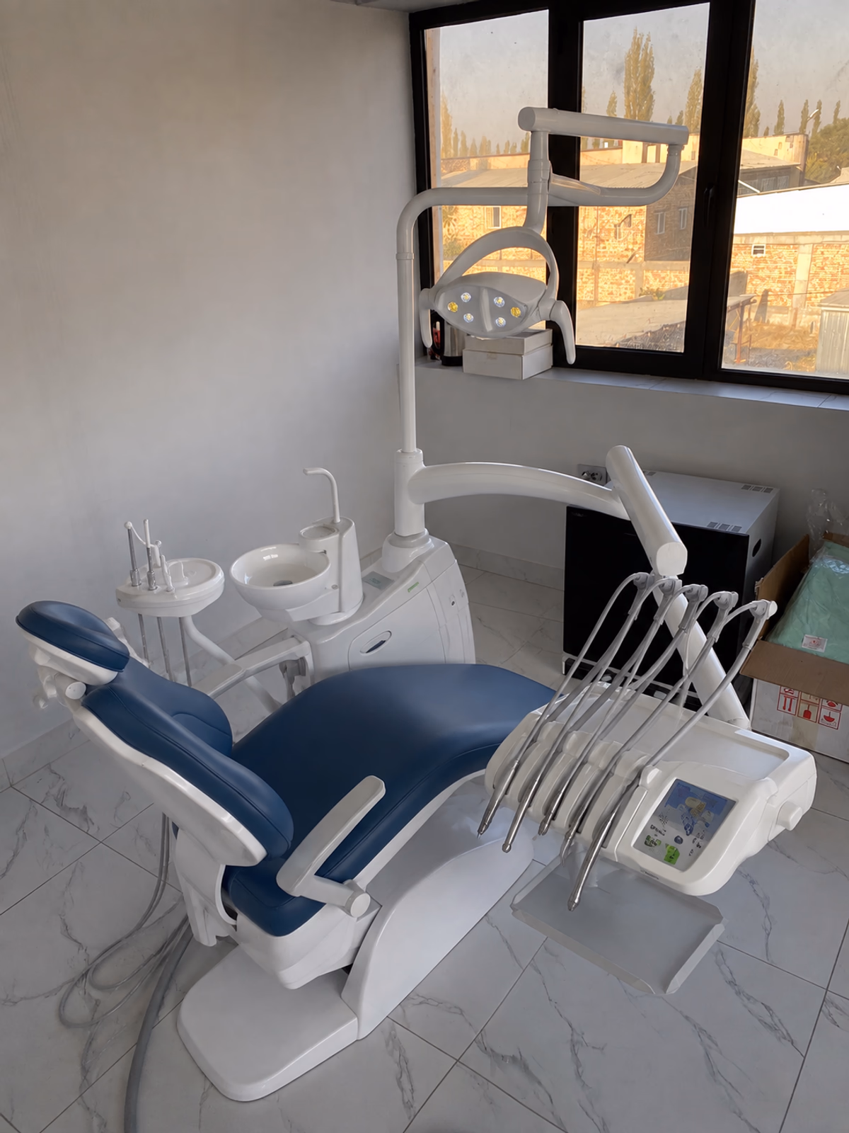 QL-2028IV dental chair in a supplied finished treatment-room reference image