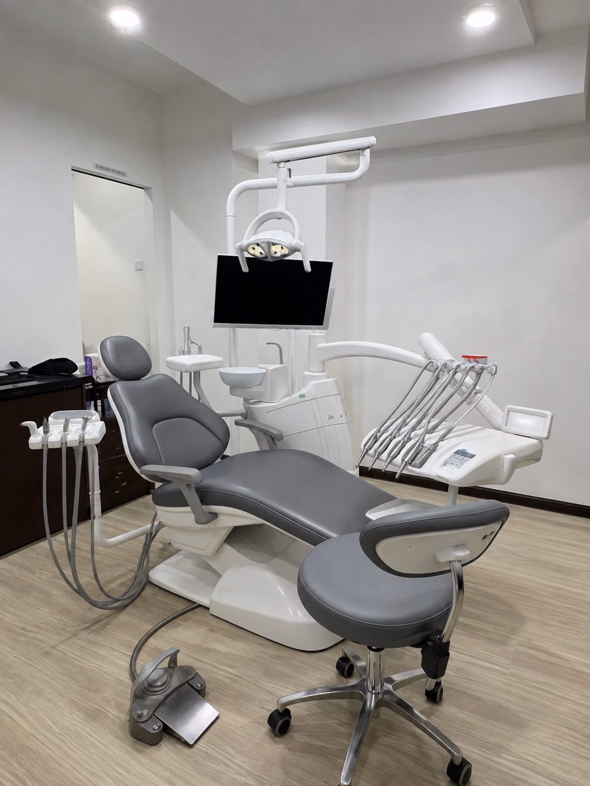 QL-2028IV dental chair in a supplied finished treatment-room reference image