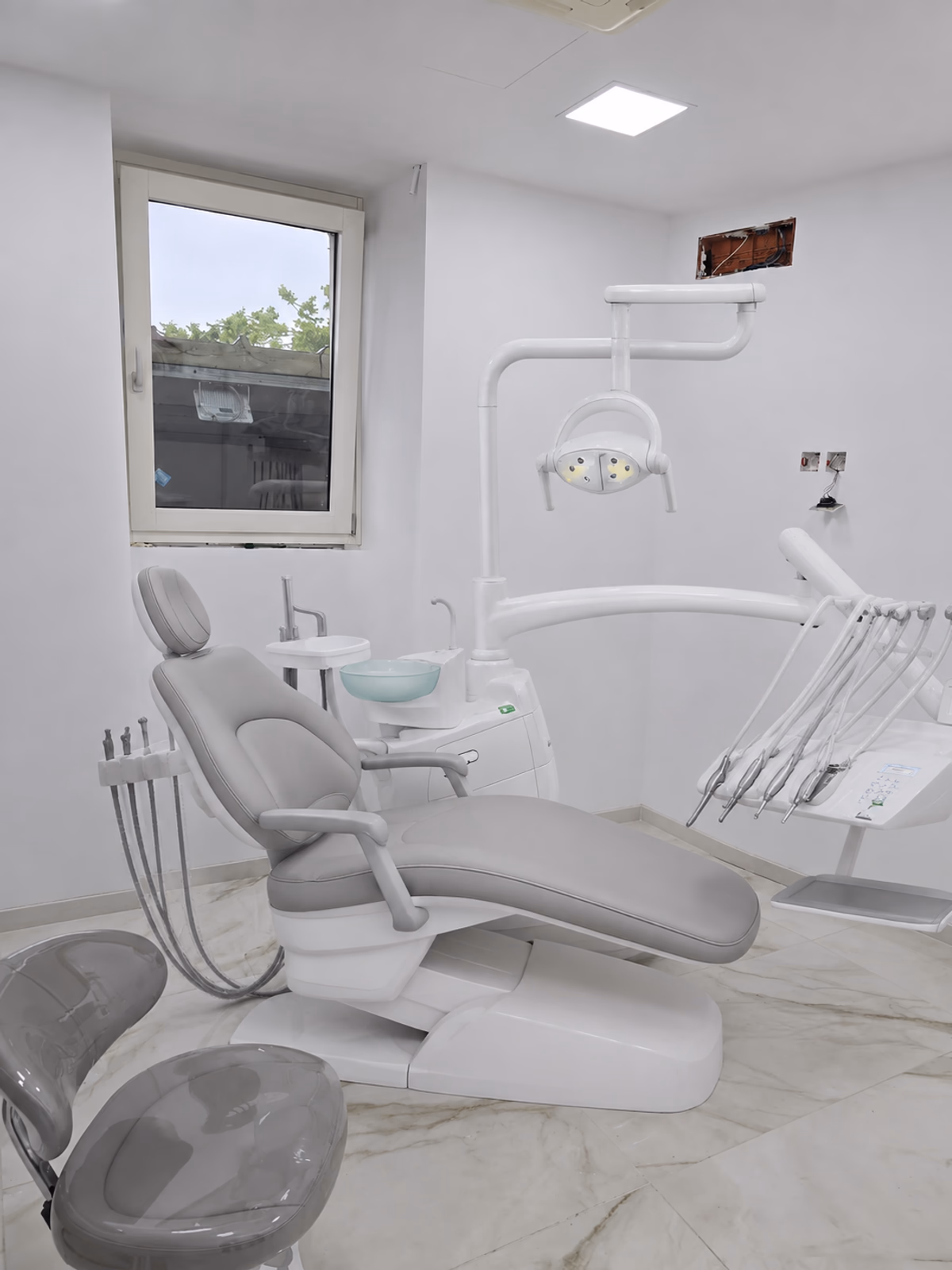 QL-2028IV dental chair in a supplied finished treatment-room reference image