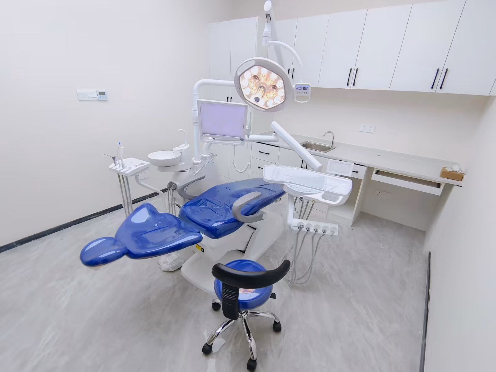 QL2024 dental chair in a finished treatment-room reference