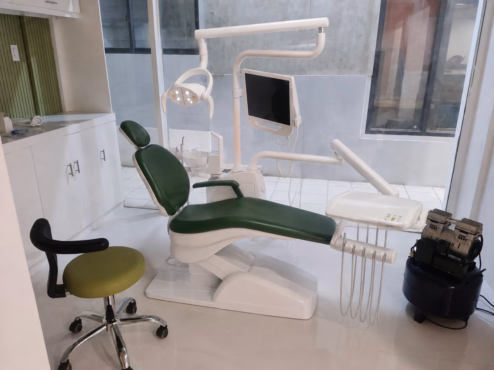 QL2028I (2019) dental chair in a finished treatment-room reference