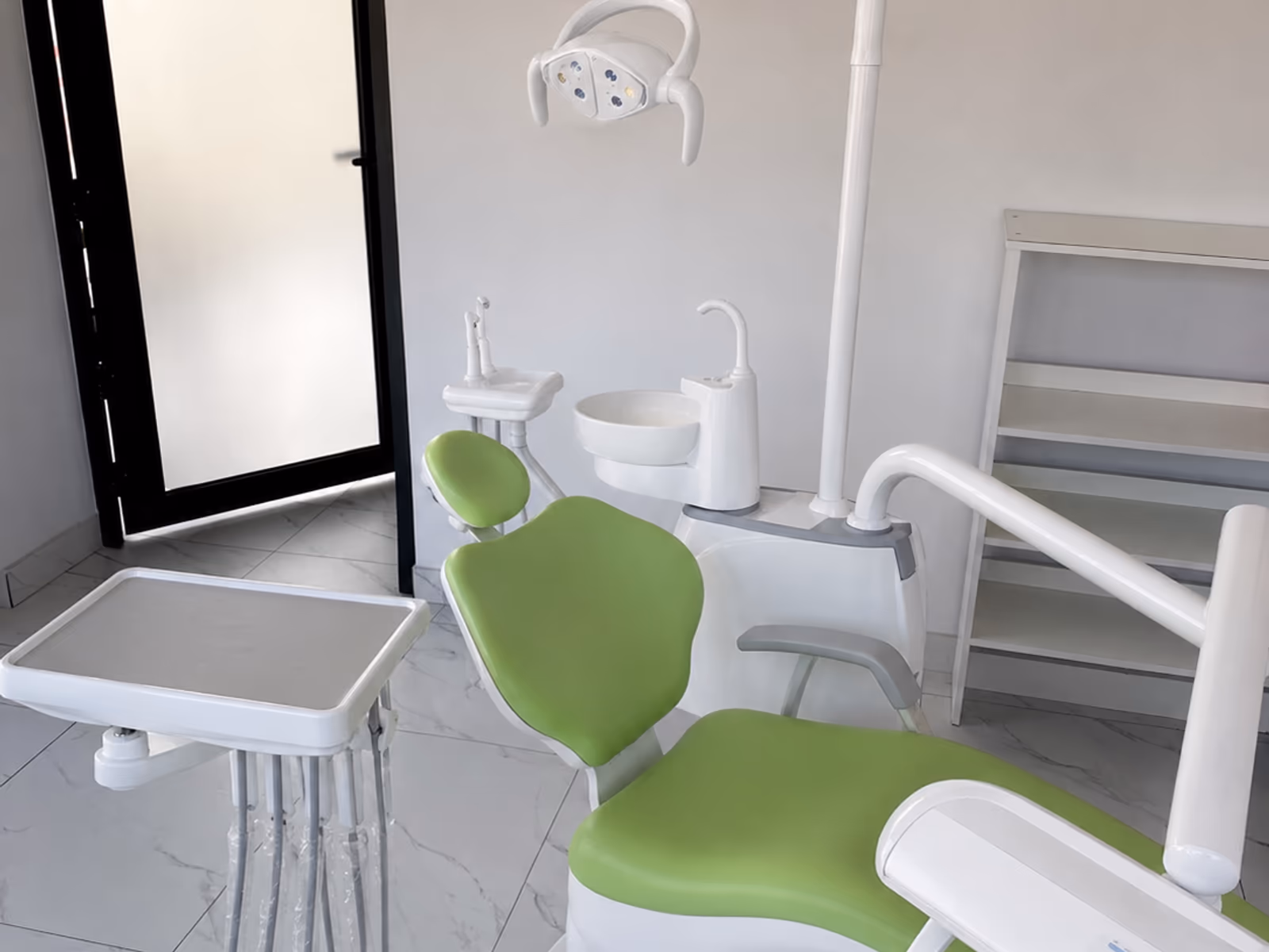 QL2028I (2019) dental chair in a finished treatment-room reference