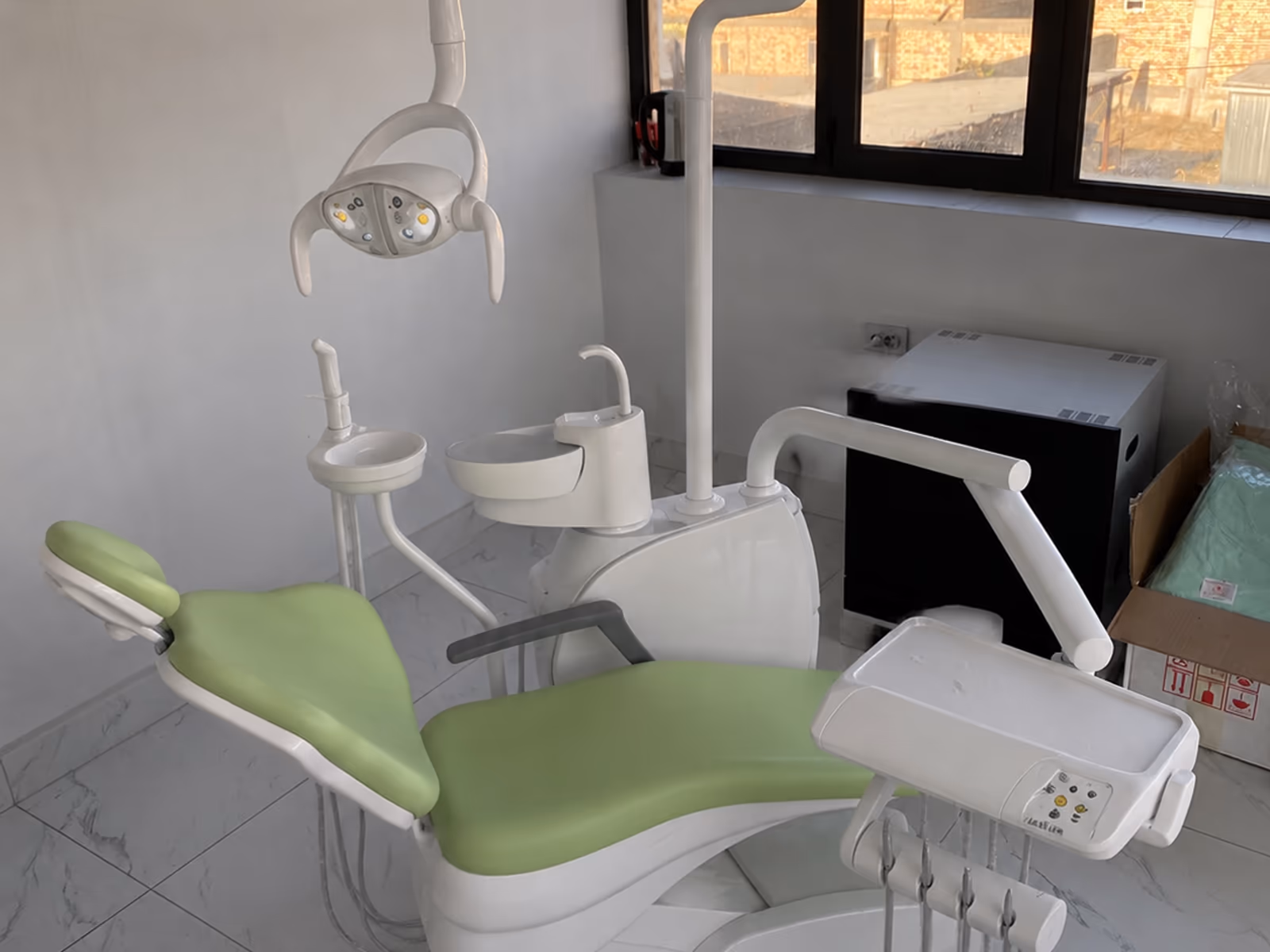 QL2028I (2019) dental chair in a finished treatment-room reference