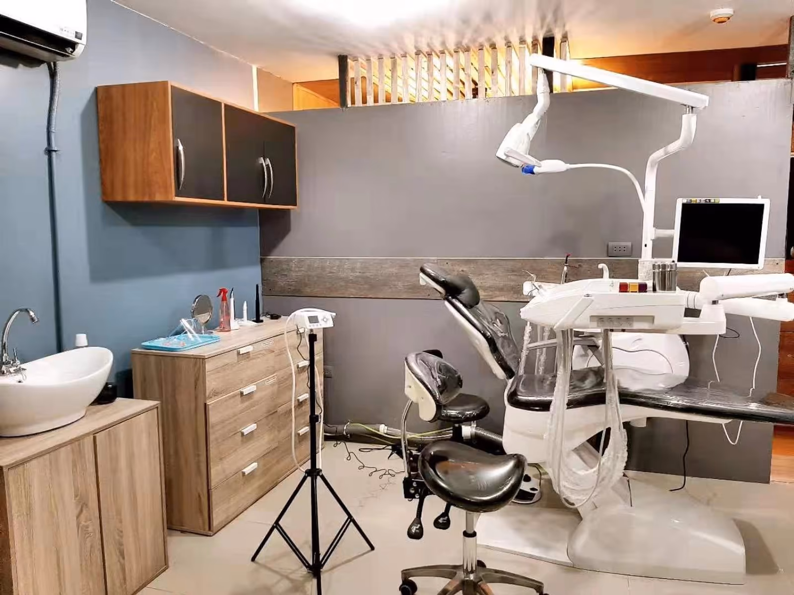 QL2028I Apple Design dental chair in a finished treatment-room reference