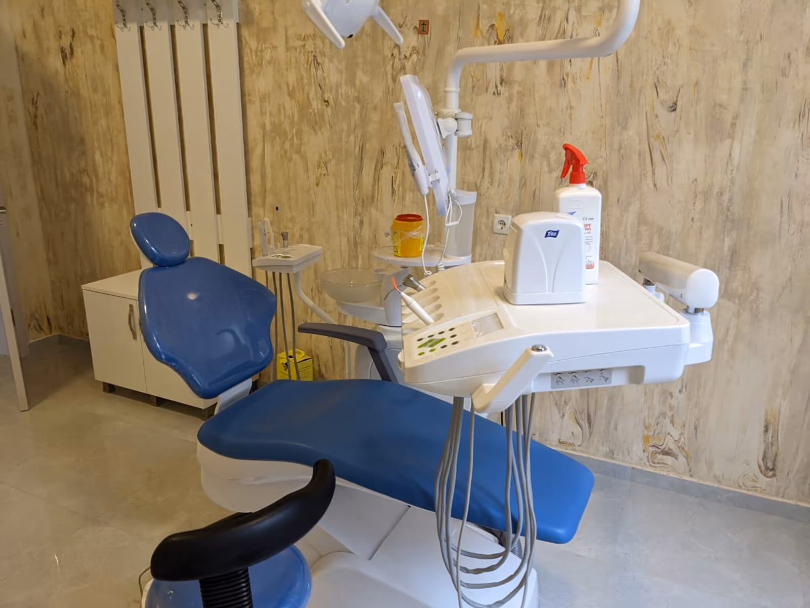 QL2028I Apple Design dental chair in a finished treatment-room reference