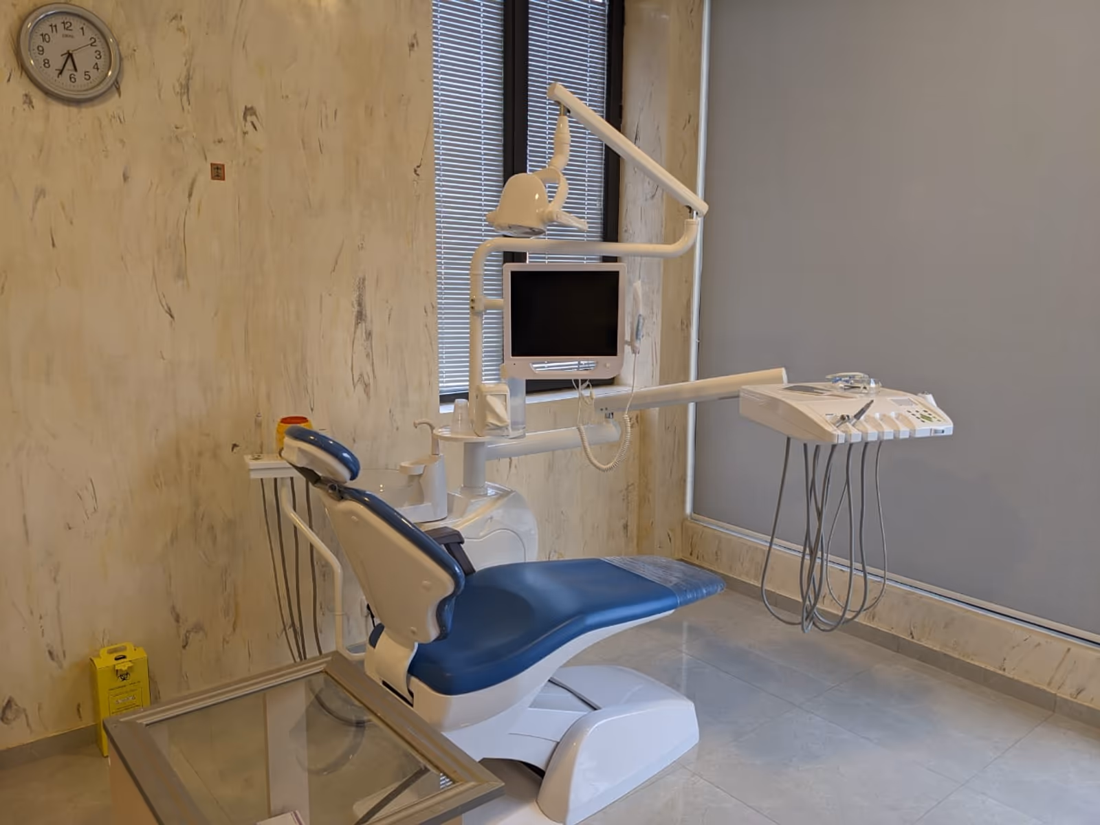 QL2028I Apple Design dental chair in a finished treatment-room reference
