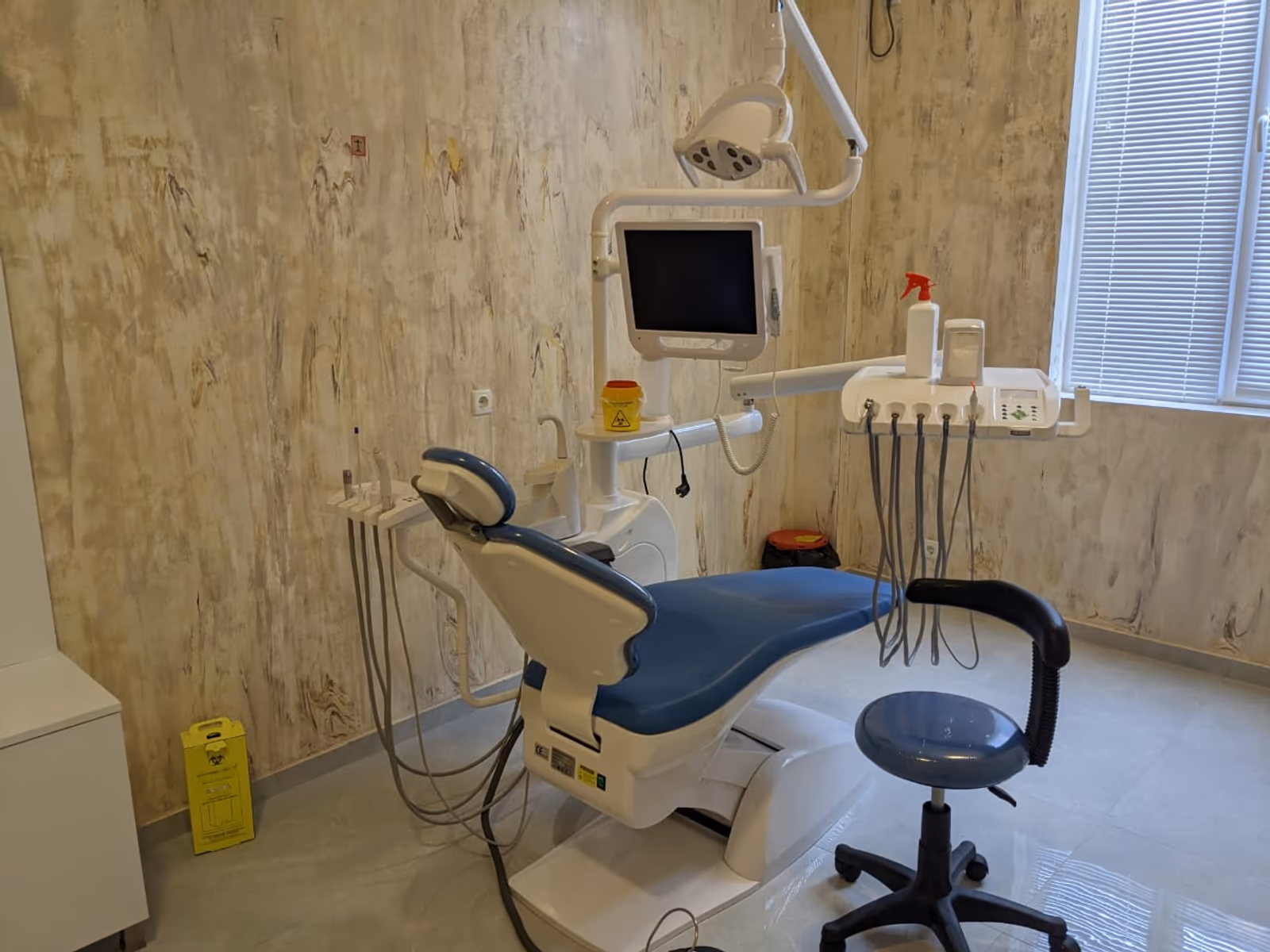 QL2028I Apple Design dental chair in a finished treatment-room reference