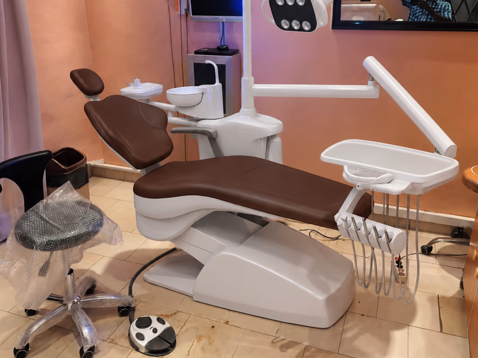 TJ2028 Comfort dental chair in a finished treatment-room reference