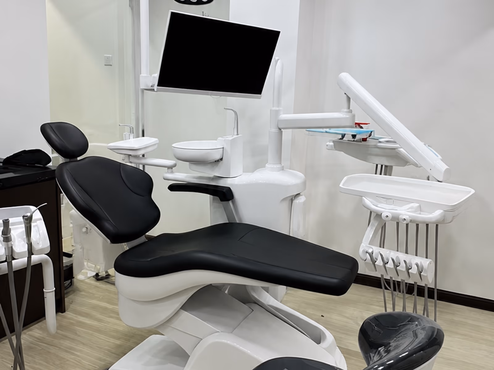 TJ2028 Comfort dental chair in a finished treatment-room reference