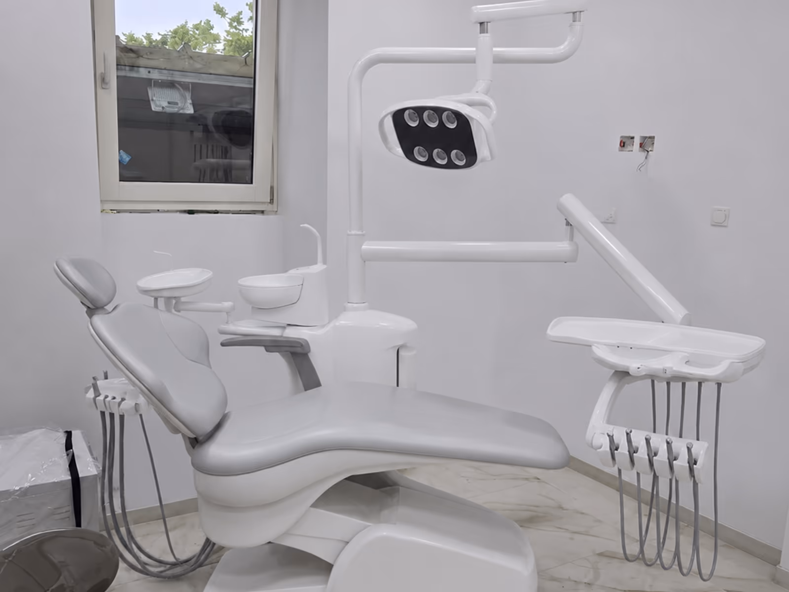 TJ2028 Comfort dental chair in a finished treatment-room reference