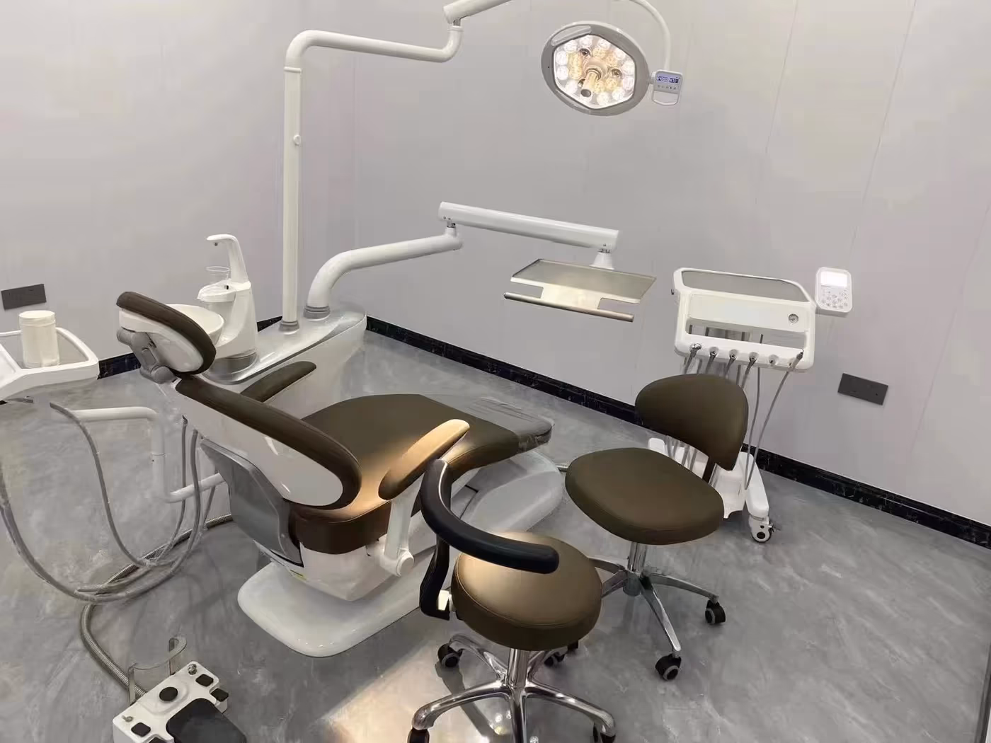 V3 Implant dental chair operator workspace in a real clinic installation